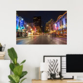 Sechste Straße bei Dusk in Austin, Texas, im Stadt Poster (Heimbüro)