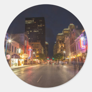 Sechste Straße bei Dusk in Austin, Texas, im Stadt Runder Aufkleber