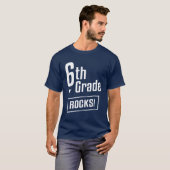 Sechste Stufe Rocks! Lehrer zurück zur Schule T-Shirt (Vorne ganz)