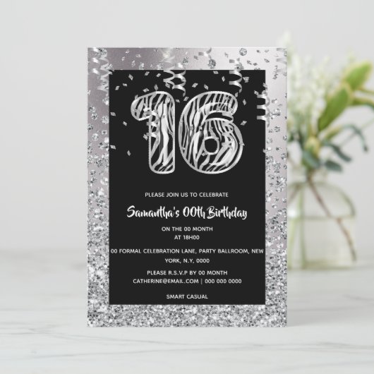 Sechzehnte schwarze Zebrastreifen-Glitzer-Mädchen Einladung (Stehend Vorderseite)