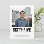 Sechzig Fünf 65. Geburtstag Fett-Foto Einladung (Stehend Vorderseite)