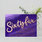 Sechzig fünfundsechzig Geburtstag lila Rose Gold F Folieneinladung (Stehend vorne)