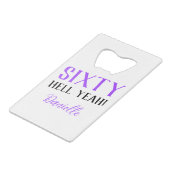 Sechzig Hölle, ja! Lila 60. Geburtstag Geldbeutel Flaschenöffner (Vorderseite Schrägansicht)