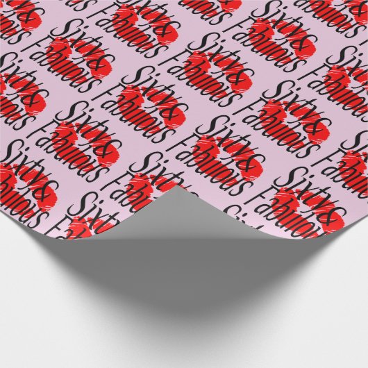 Sechzig und fabelhaft mit heißen roten Lippen Geschenkpapier (Ecke)