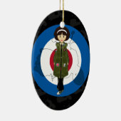 Sechziger-Mod-Mädchen im Parka mit Keramik Ornament (Rechts)