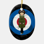 Sechziger-Mod-Mädchen im Parka mit Keramik Ornament (Vorne)