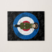 Sechziger-Mod-Mädchen im Parka mit Puzzle (Horizontal)