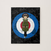 Sechziger-Mod-Mädchen im Parka mit Puzzle (Vertikal)