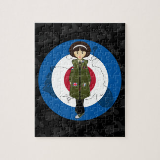 Sechziger-Mod-Mädchen im Parka mit Puzzle