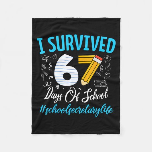 Secretary Survived 67 Days Of School Humor Design Fleecedecke (Vorderseite)