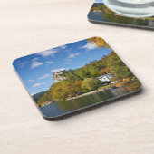 See blutete mit Bäumen in den Herbstfarben in Getränkeuntersetzer (Linke Seite)