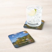 See blutete mit Bäumen in den Herbstfarben in Getränkeuntersetzer (Rechte Seite)