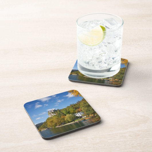 See blutete mit Bäumen in den Herbstfarben in Getränkeuntersetzer (Rechte Seite)