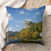 See blutete mit Bäumen in den Herbstfarben in Kissen (Decke)