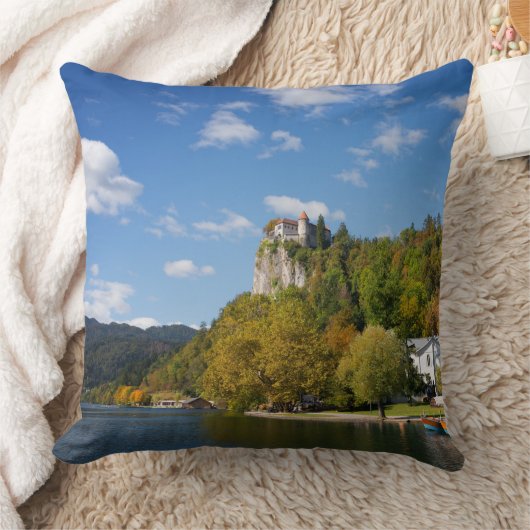 See blutete mit Bäumen in den Herbstfarben in Kissen (Decke)