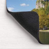 See blutete mit Bäumen in den Herbstfarben in Mousepad (Ecke)