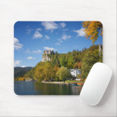 See blutete mit Bäumen in den Herbstfarben in Mousepad (Mit Mouse)