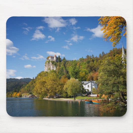 See blutete mit Bäumen in den Herbstfarben in Mousepad (Vorne)
