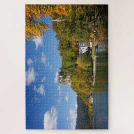 See blutete mit Bäumen in den Herbstfarben in Puzzle