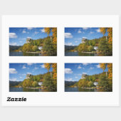 See blutete mit Bäumen in den Herbstfarben in Rechteckiger Aufkleber (Blatt)