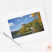 See blutete mit Bäumen in den Herbstfarben in Rechteckiger Aufkleber (Umschlag)