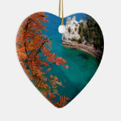 See dargestellte Felsen stützen überlegenes Keramikornament (Rechts)