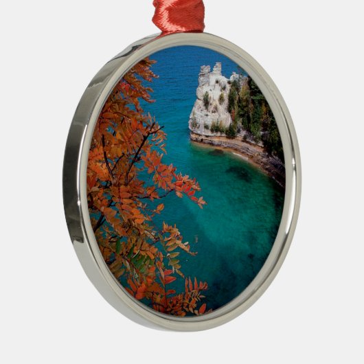 See dargestellte Felsen stützen überlegenes Silbernes Ornament (Rechts)