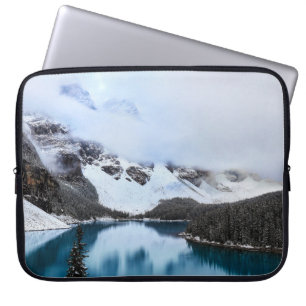 See in der Nähe eines schneebedeckten Berges währe Laptopschutzhülle