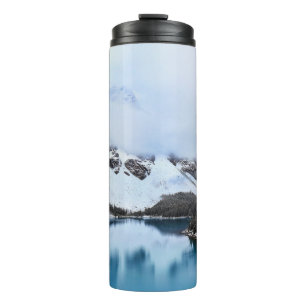 See in der Nähe eines schneebedeckten Berges währe Thermosbecher