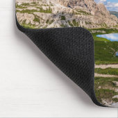 See inmitten der Berge unter blauem Himmel Mousepad (Ecke)