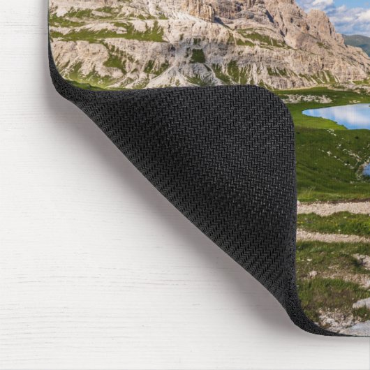 See inmitten der Berge unter blauem Himmel Mousepad (Ecke)
