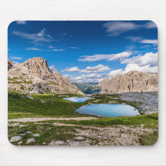 See inmitten der Berge unter blauem Himmel Mousepad (Vorne)