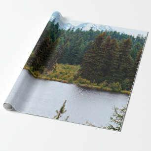 SEE MIT BÄUMEN AUF SEITEN GESCHENKPAPIER