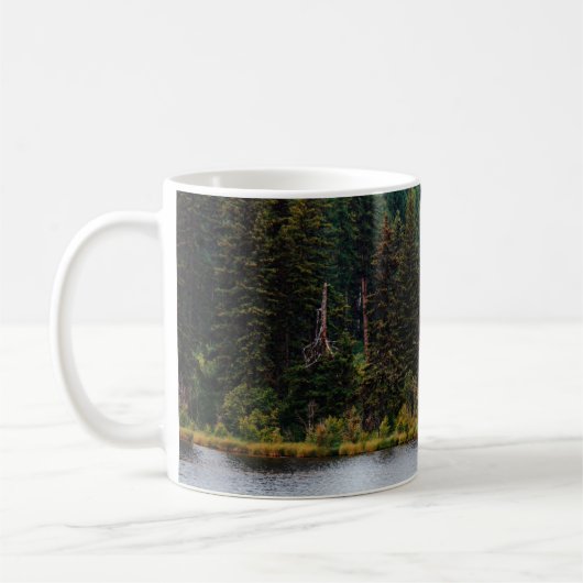 SEE MIT BÄUMEN AUF SEITEN KAFFEETASSE (Links)