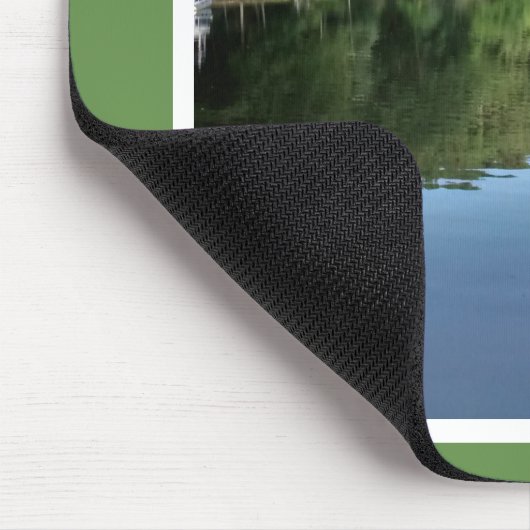 See mit Himmel und Bäume, reflektiert in Wasser Fo Mousepad (Ecke)