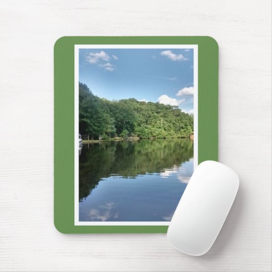 See mit Himmel und Bäume, reflektiert in Wasser Fo Mousepad (Mit Mouse)