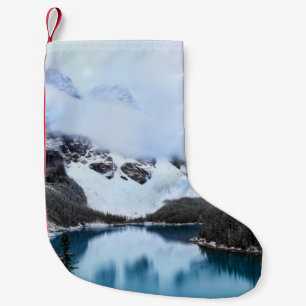 SEE NAHE SCHNEE ÜBERDECKTER BERG WÄHREND DES TAG KLEINER WEIHNACHTSSTRUMPF