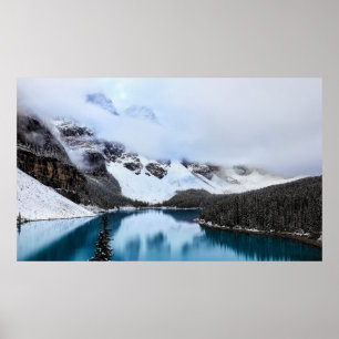 SEE NAHE SCHNEE ÜBERDECKTER BERG WÄHREND DES TAGES POSTER