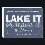 See oder Verlass Navy-Familie Holzkisten Schild<br><div class="desc">Unsere einzigartige Holzbox am Seeufer mit dem Zitat "Lake it or Verlass it" Schild in Navy Blue. Personalisieren Sie es mit dem Namen des Sees, Ihrem Familiennamen und dem im Jahr errichteten Haus, alle gerahmt durch ein nautisches Seil. Wenn Sie Hilfe benötigen oder Fragen haben, kontaktieren Sie mich bitte (Maria)...</div>