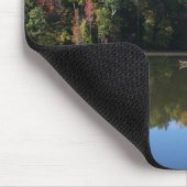 See-Reflexion des orange Herbstlaubs u. der blauen Mousepad (Ecke)