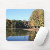 See-Reflexion des orange Herbstlaubs u. der blauen Mousepad (Mit Mouse)