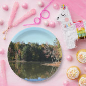 See-Reflexion des orange Herbstlaubs u. der blauen Pappteller (Party)