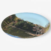 See-Reflexion des orange Herbstlaubs u. der blauen Pappteller (Schrägansicht)