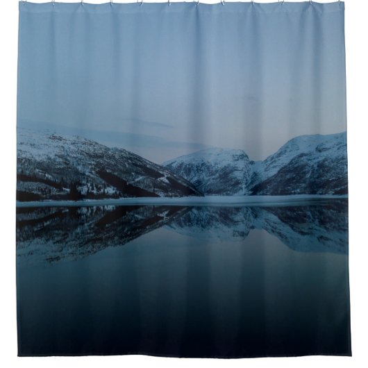 SEE UMGEBEN VON BERGEN DUSCHVORHANG (Vorderseite)
