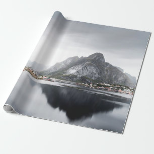 SEE UMGEBEN VON HÄUSERN UND BERGEN GESCHENKPAPIER