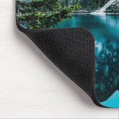 See und Berg unter dem weißen Himmel Mousepad (Ecke)