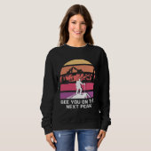 See You on the Next Peak Hiking Friends Hiker Budd Sweatshirt (Vorne ganz)