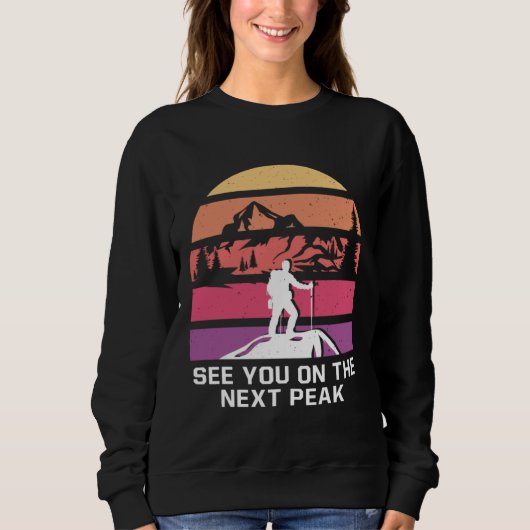See You on the Next Peak Hiking Friends Hiker Budd Sweatshirt (Vorderseite)
