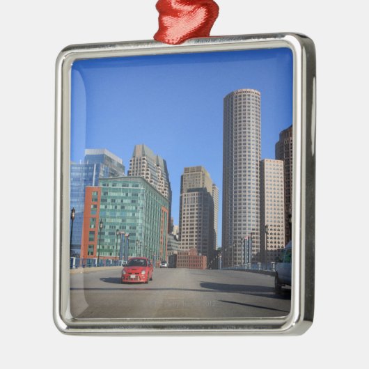 Seehafen-Boulevardbrücke und Boston-Skyline. Silbernes Ornament (Links)