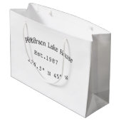 Seehaus wird gemietet. Datum Jahr benutzerdefinier Große Geschenktüte (Rückseite Schrägansicht)